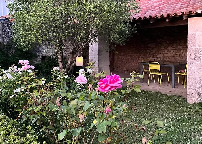 Privat bolig De Charme Avec Jardin Et Piscine *